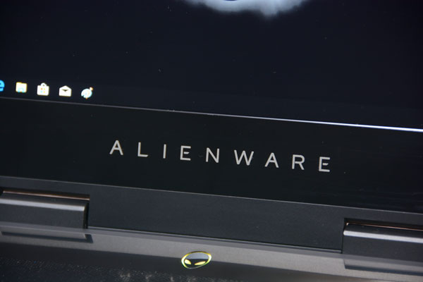 j^̉ALIENWARẼSs_łȂǁAZ@Alienware 15_ӏȗĂ܂B